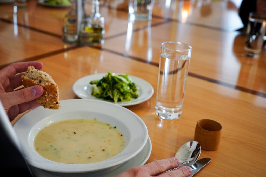 Kolleg Haus St. Benedikt Salzburg Mittagessen (9)